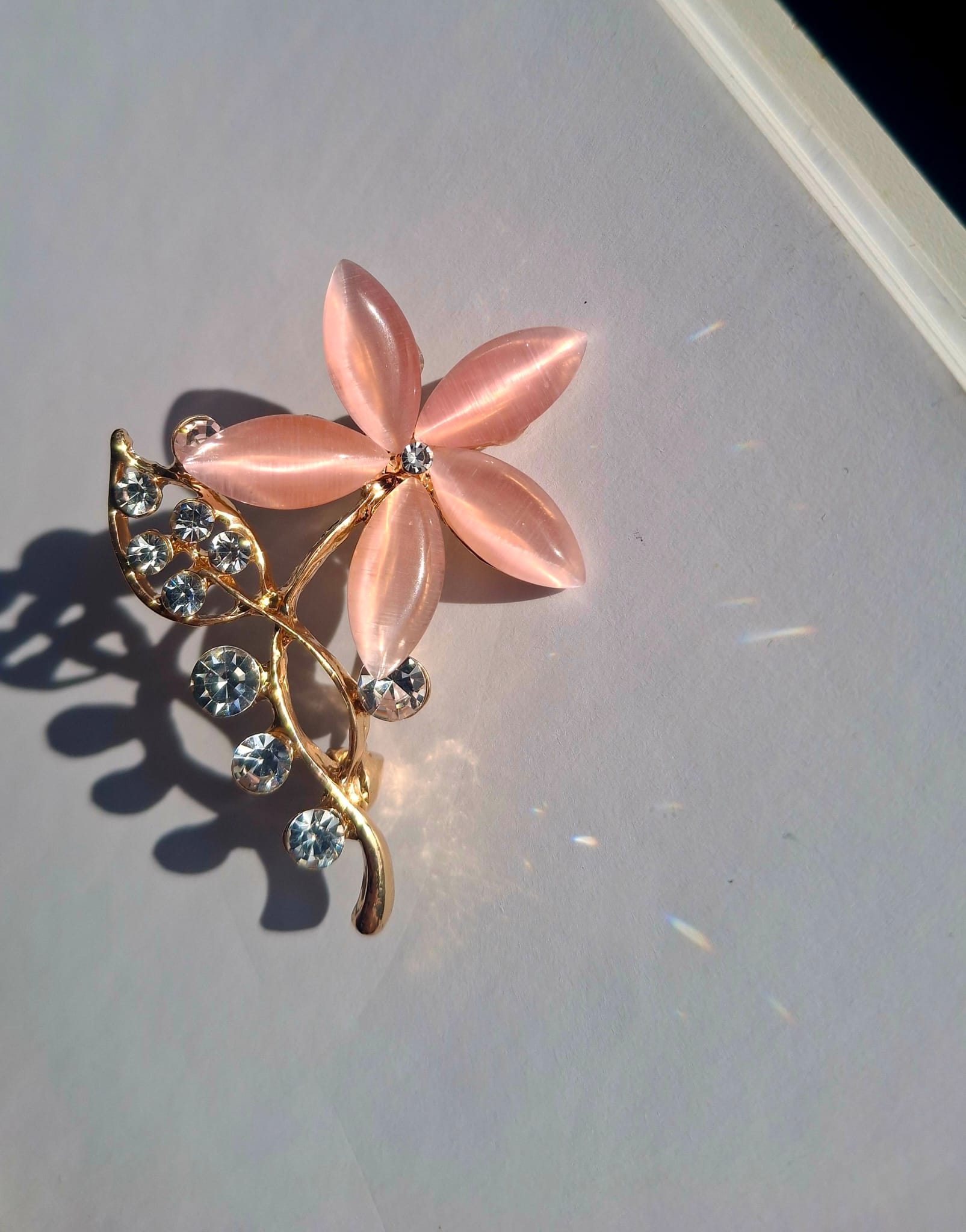 PEMBE ÇİÇEKLİ GOLD BROŞ
